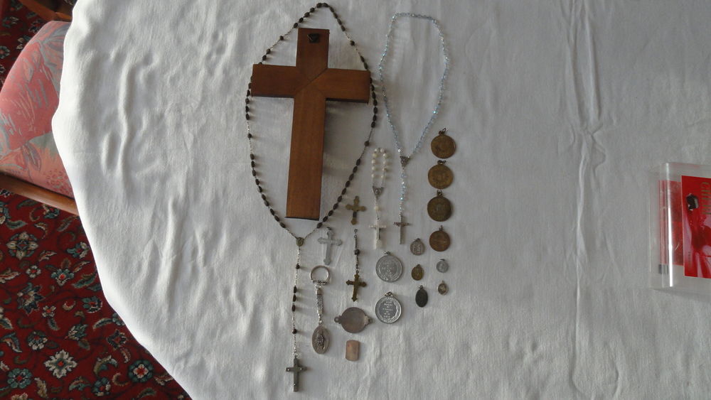 Insignes religieux + crucifix Bijoux et montres