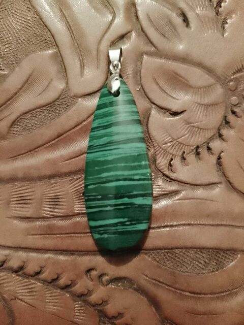 pendentif en plastique vert/vert fonc� sur m�tal argent�. 7 Carqueiranne (83)