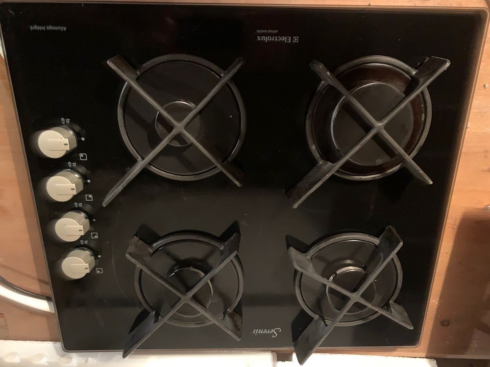 Table de cuisson au gaz Electrolux, 4 &eacute;l&eacute;ments, verre noir Cuisine