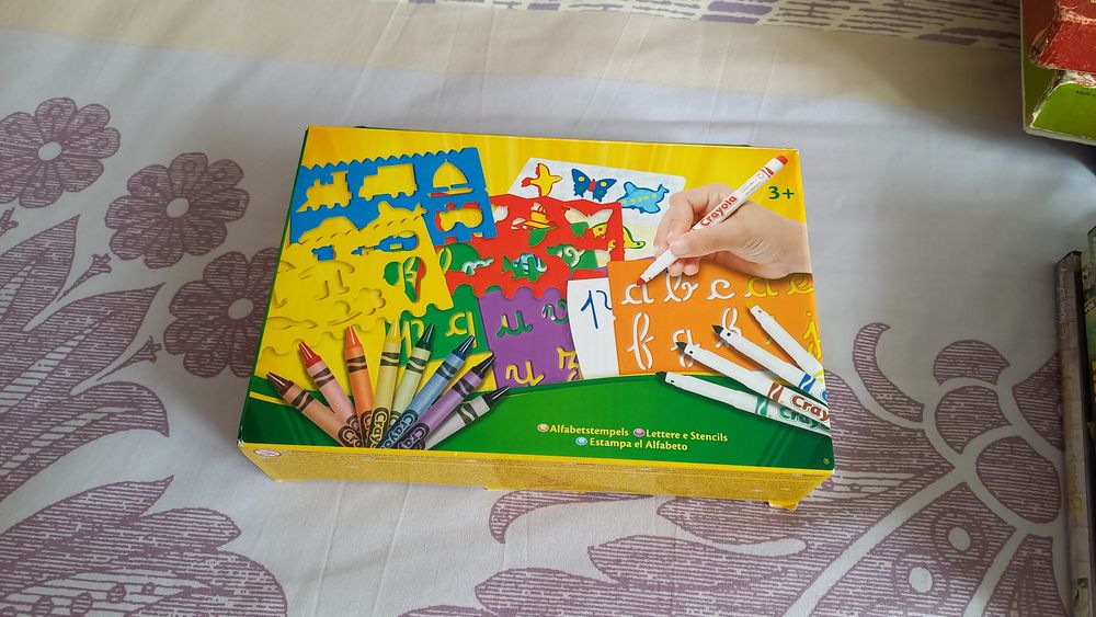 BOITE CREATIVE AVEC POCHOIRS Jeux / jouets
