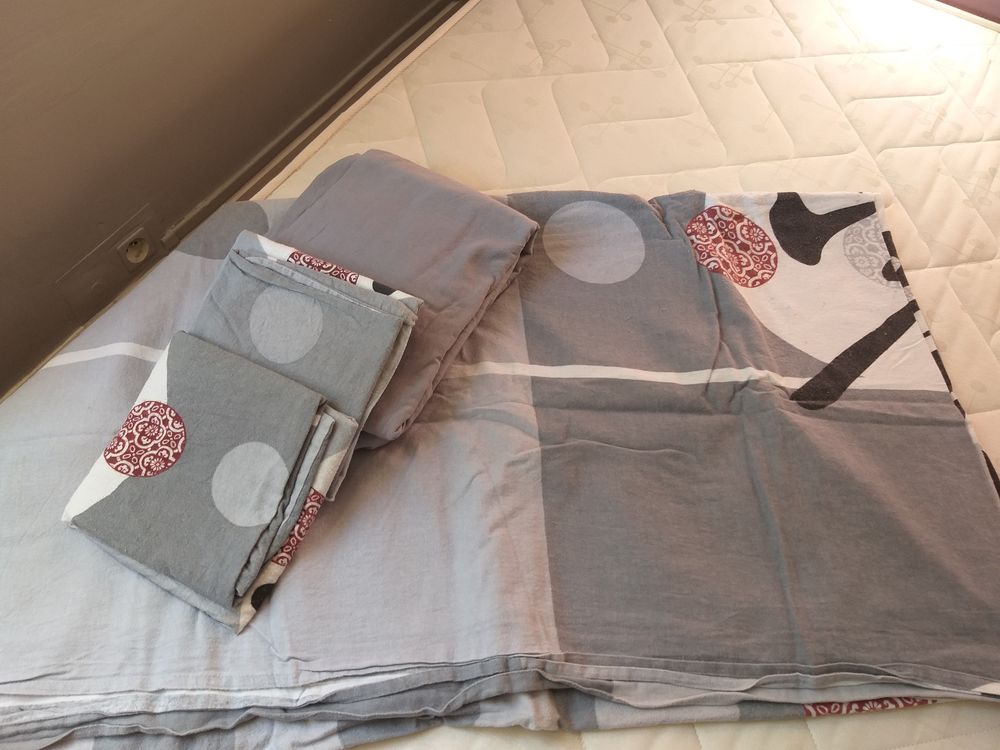 12 parurures draps au choix marque " BECQUET " 160 X 200
Meubles