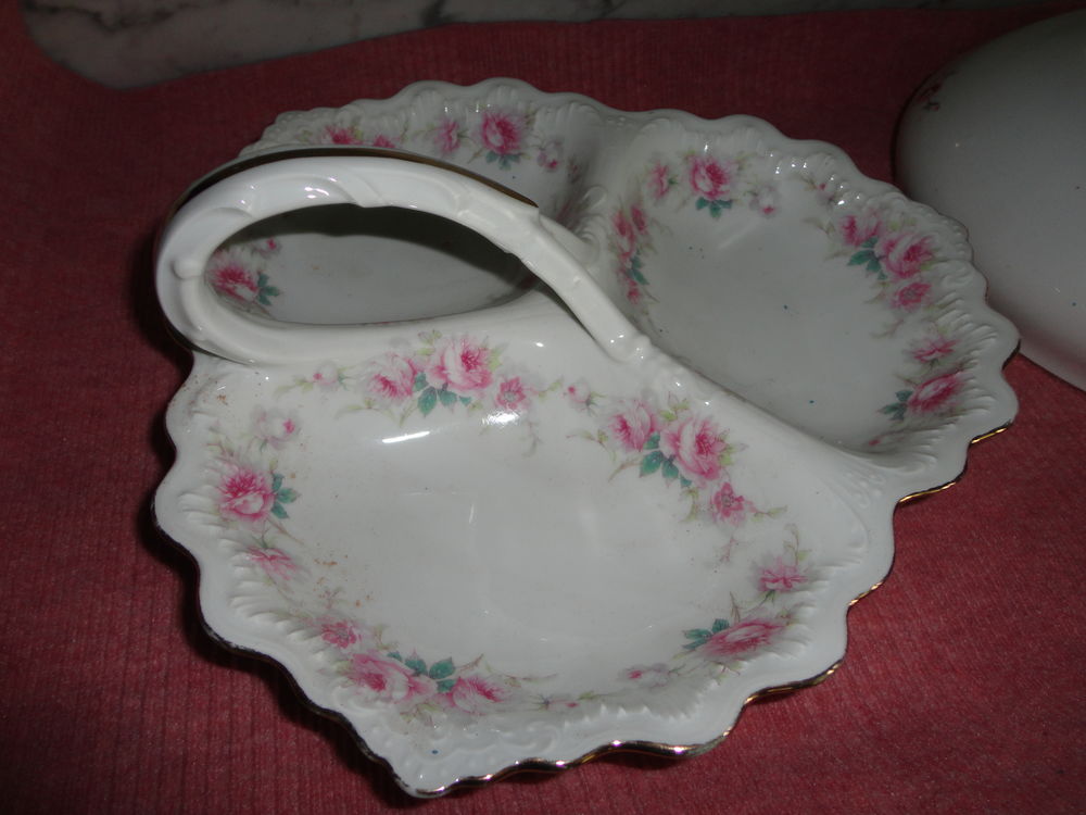 Vaisselle blanche &agrave; fleurs Cuisine