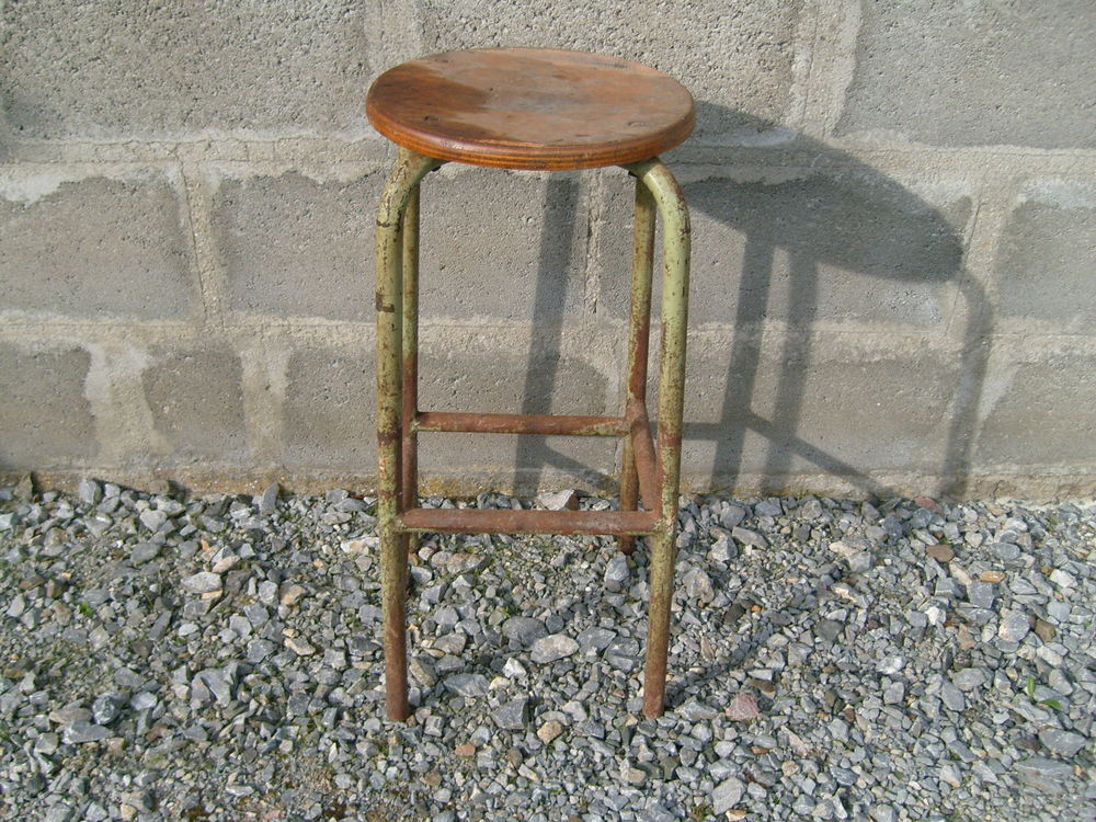 Ancien tabouret dans son jus Meubles