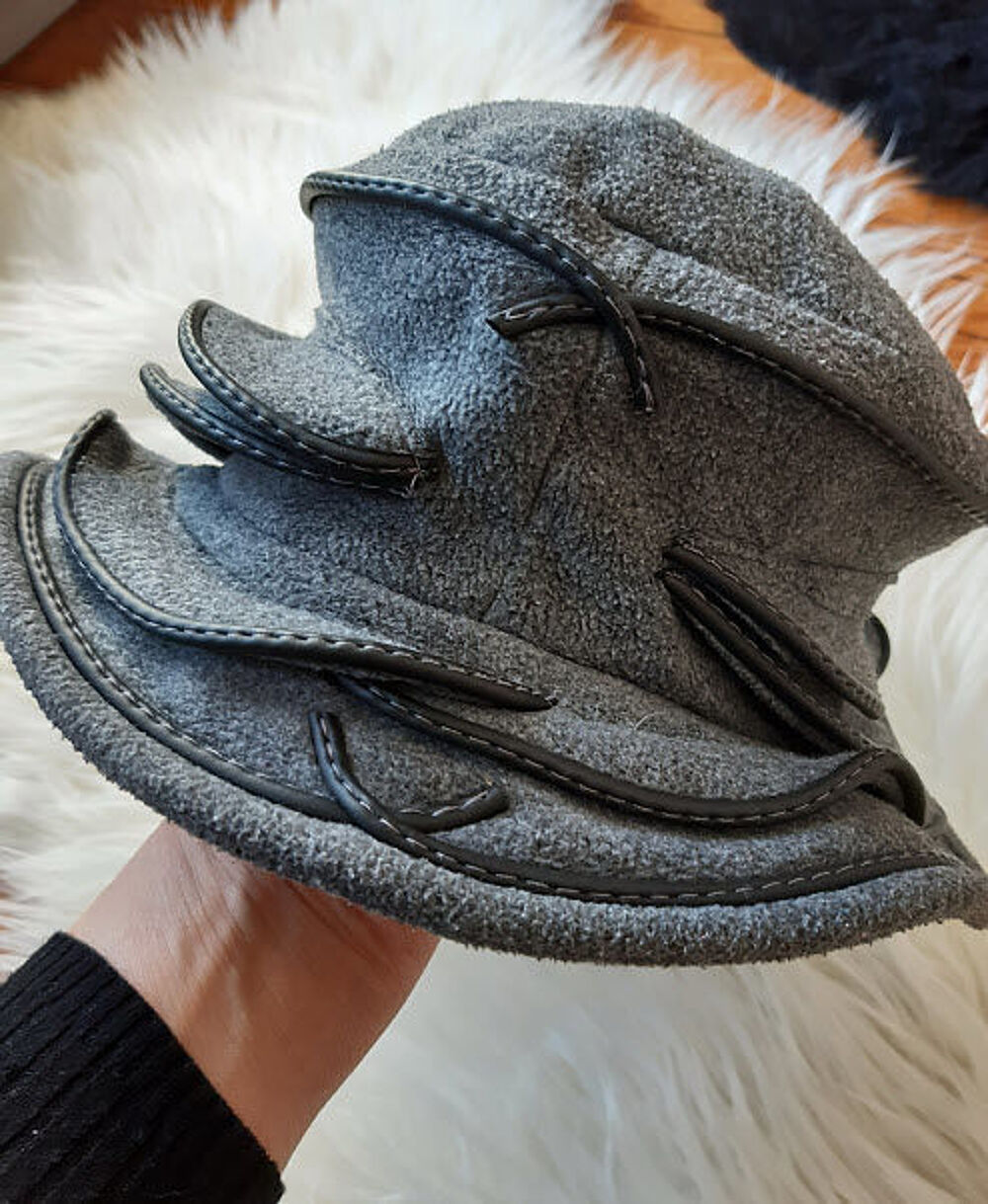 Chapeau gris avec biais surpiqu&eacute; Vtements