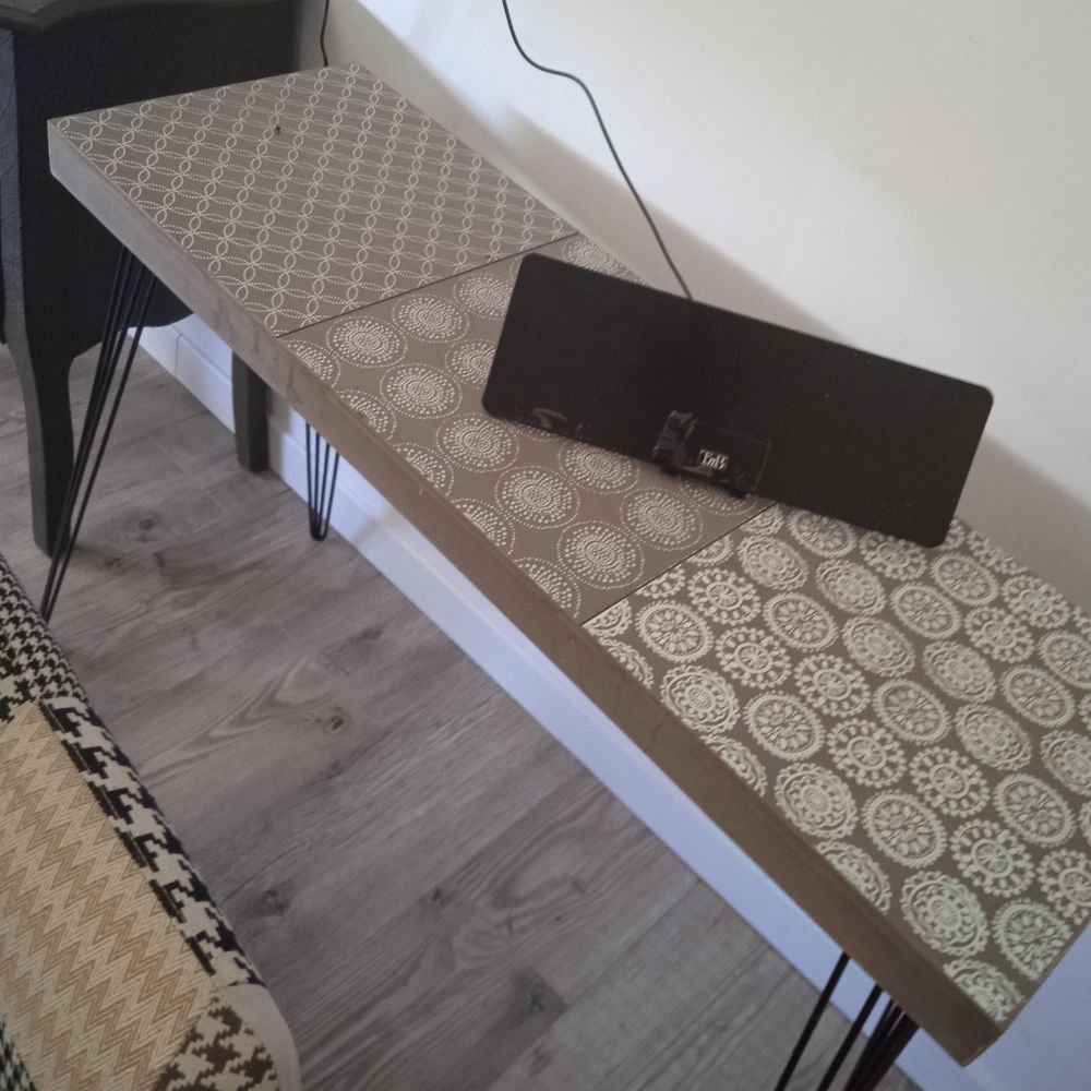 Petite console type scandinave plateau motifs marron, 70 de Meubles
