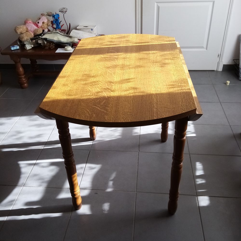 Table ronde + chaises Meubles