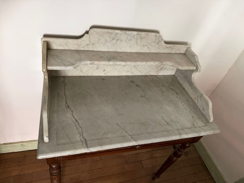 table de toilettes avec dessus en marbre Meubles