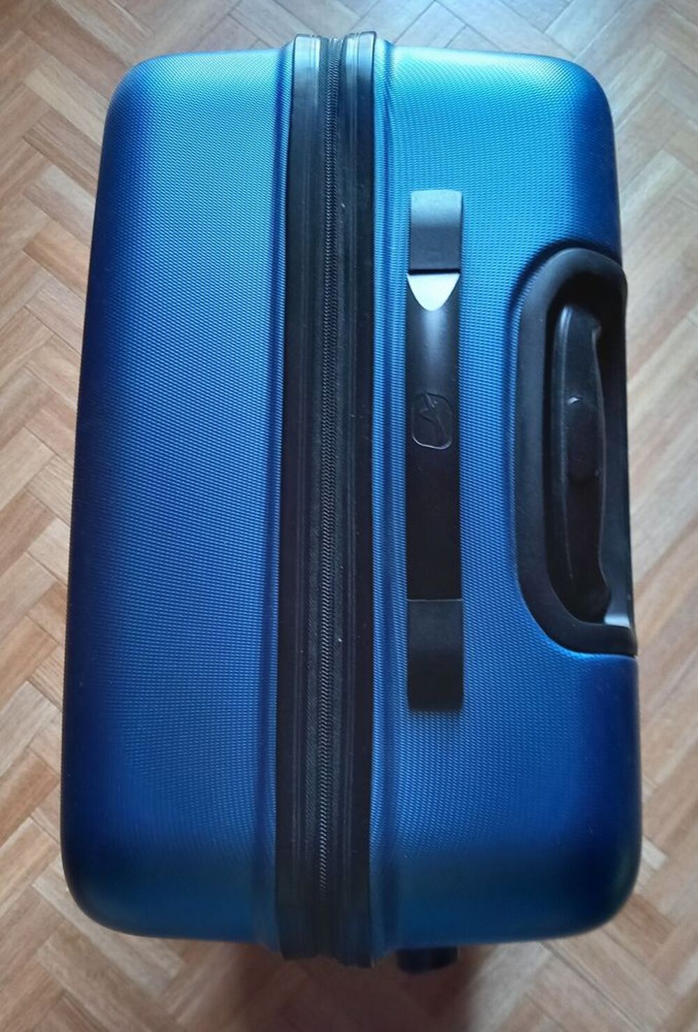 Valise bleue taille L (66x46x28 cm). Maroquinerie