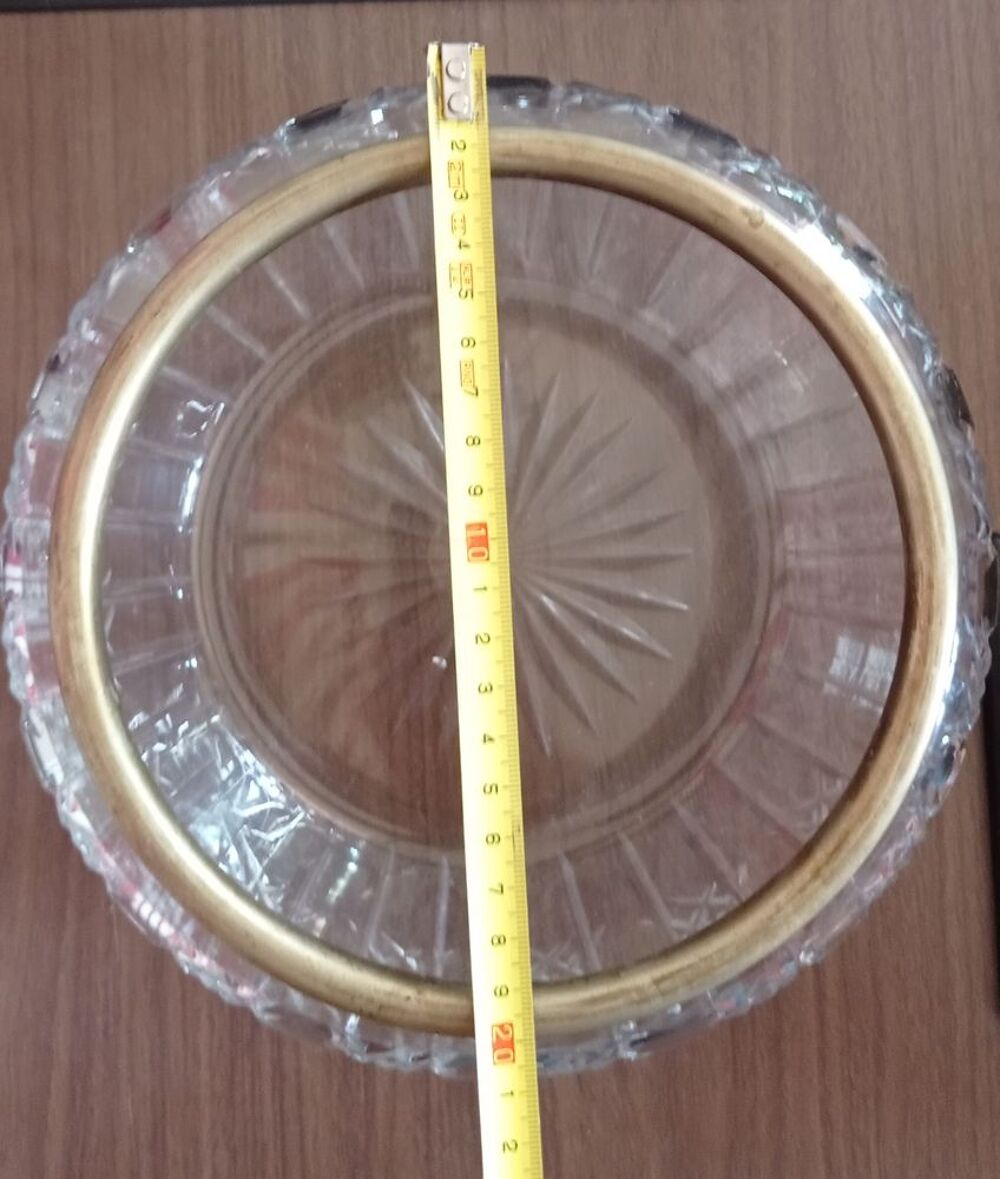 coupe cisel&eacute; et entour&eacute; de laiton Cuisine