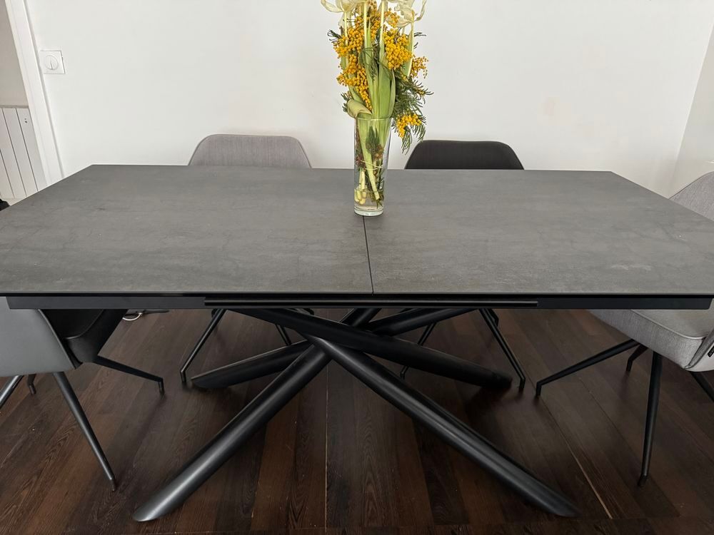 Table &agrave; manger en c&eacute;ramique extensible gris fonc&eacute; et noir pour 6 &agrave; 8 personnes Meubles
