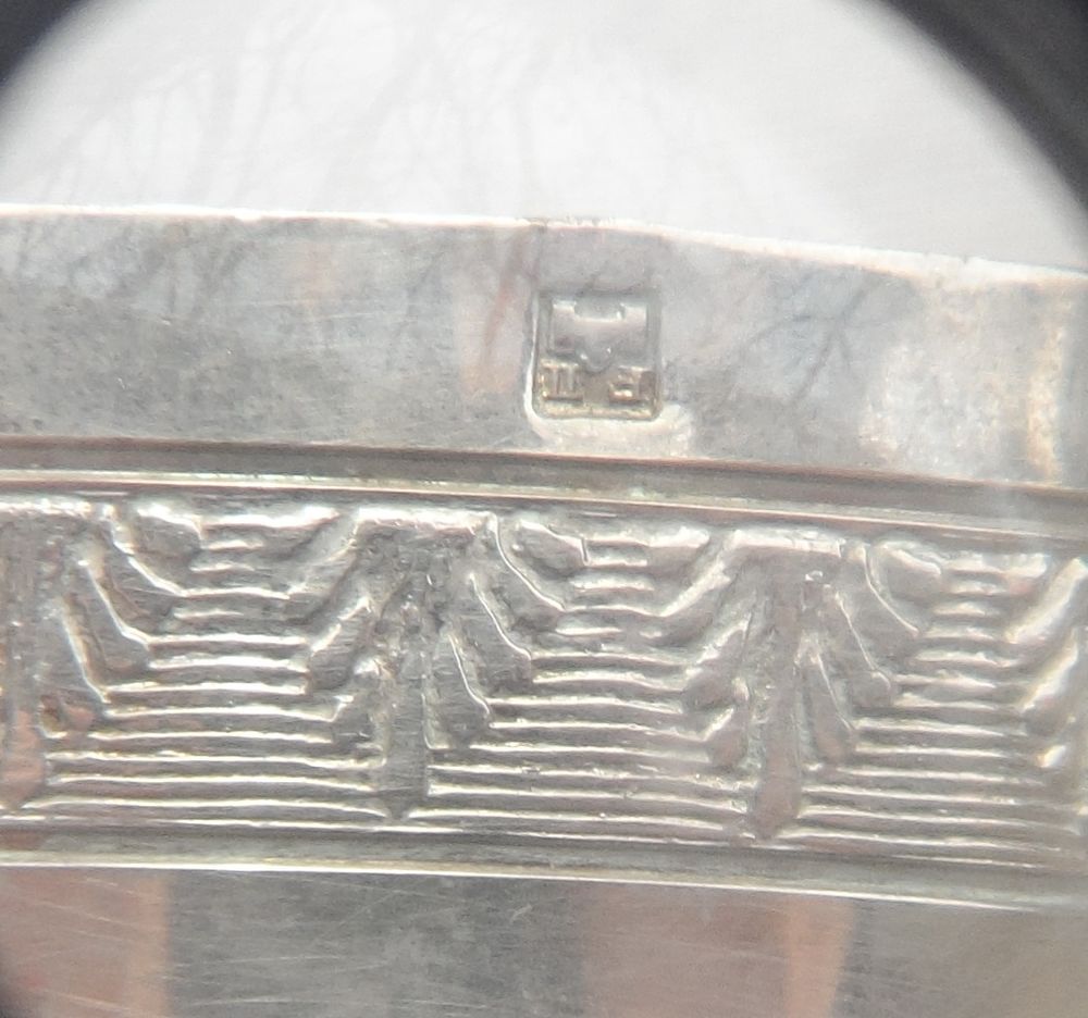 Rond de serviette ancien en m&eacute;tal argent&eacute; avec poin&ccedil;on
Cuisine