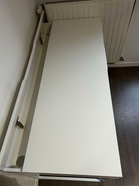 Bureau blanc IKEA 132x58 cm avec rangement câbles 110 Lyon 1 (69)