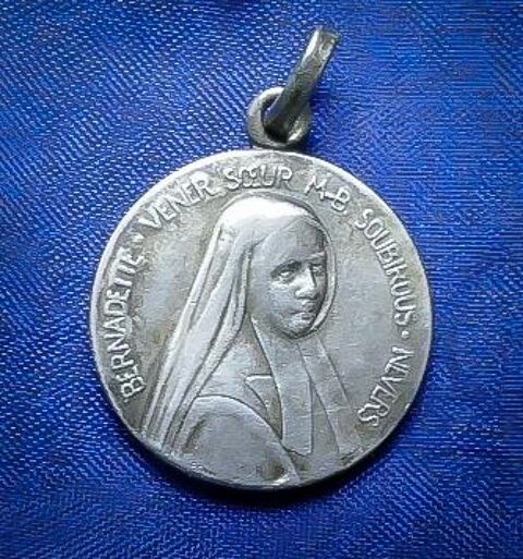 Médaille de  Bernadette Soubirous   Lourdes 10 Montargis (45)