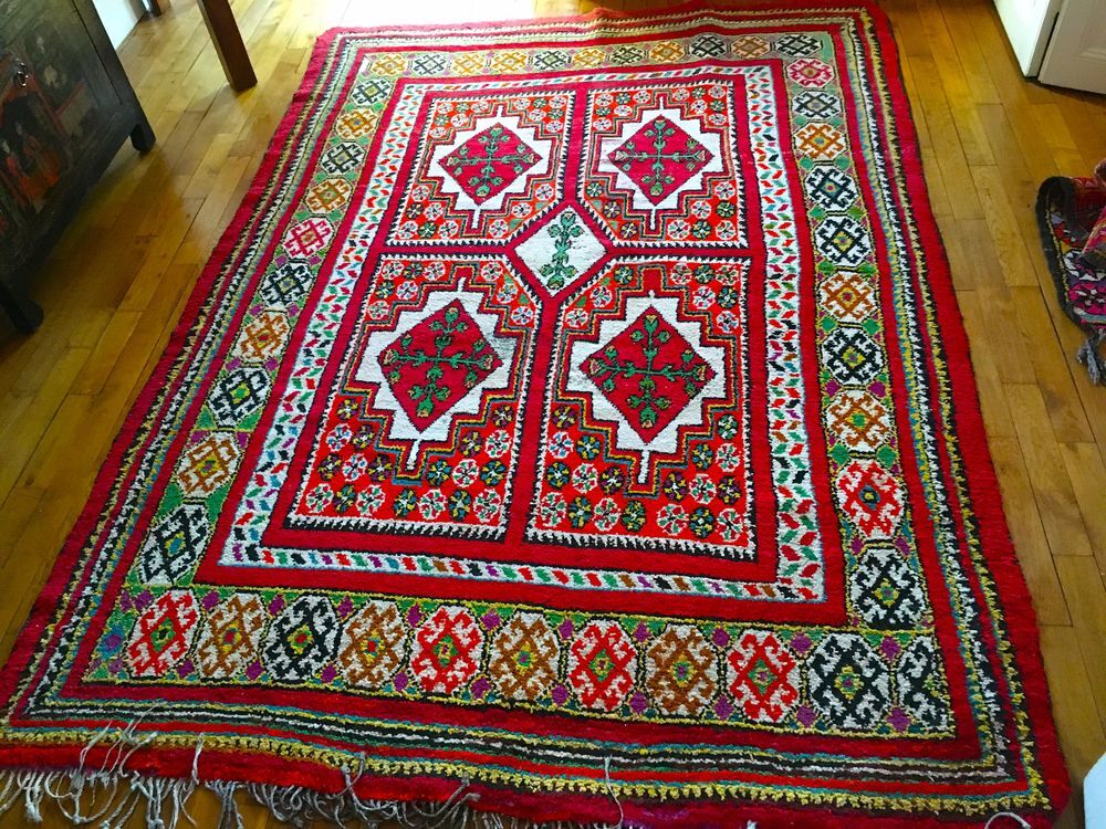 Tapis en laine ancien fait main. Décoration