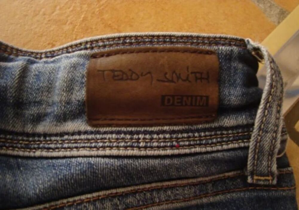 Jeans Teddy Smith taille 8 ans. Vêtements enfants