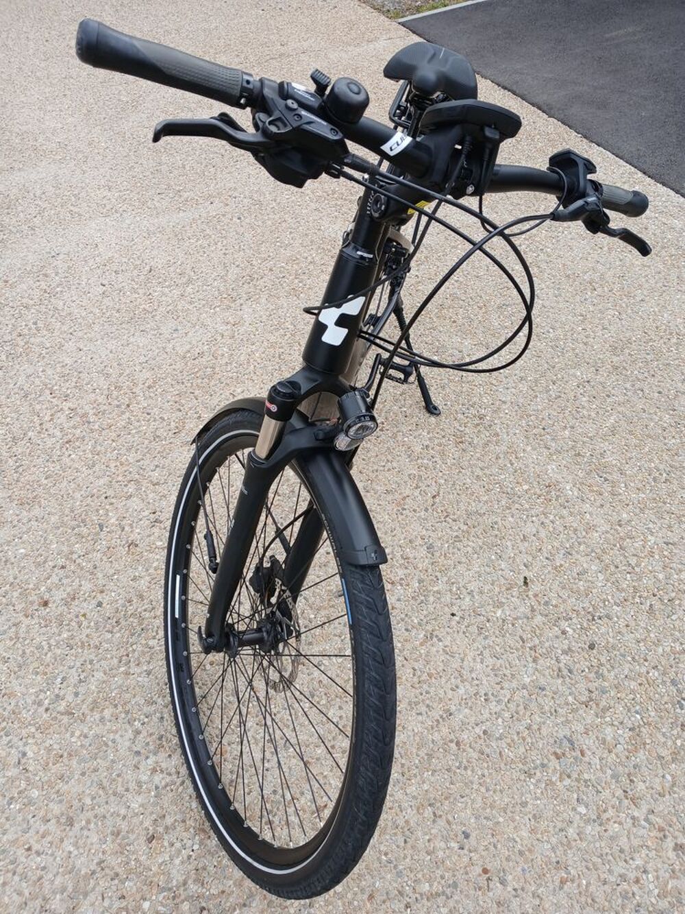V&eacute;lo &eacute;lectrique marque Cube Touring Pro Vélos