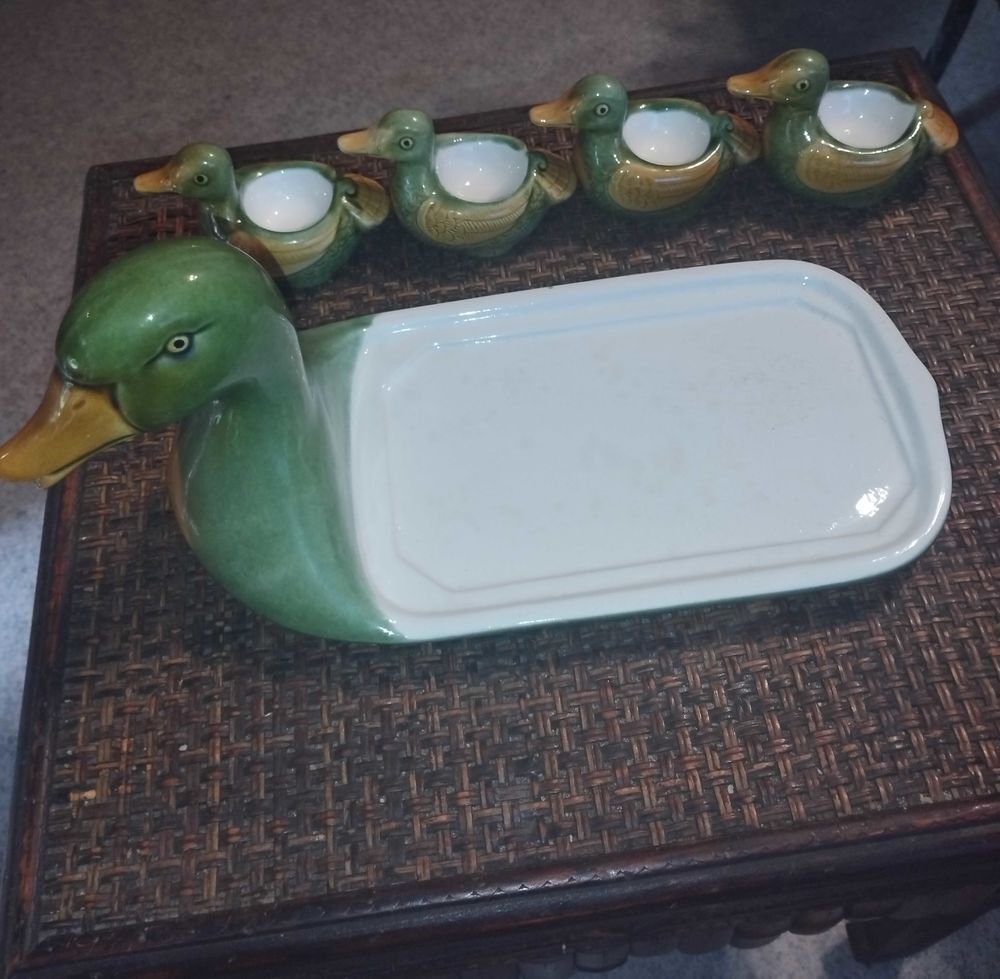plateau de pr&eacute;sentation &agrave; oeufs en c&eacute;ramique et forme de canard. Décoration