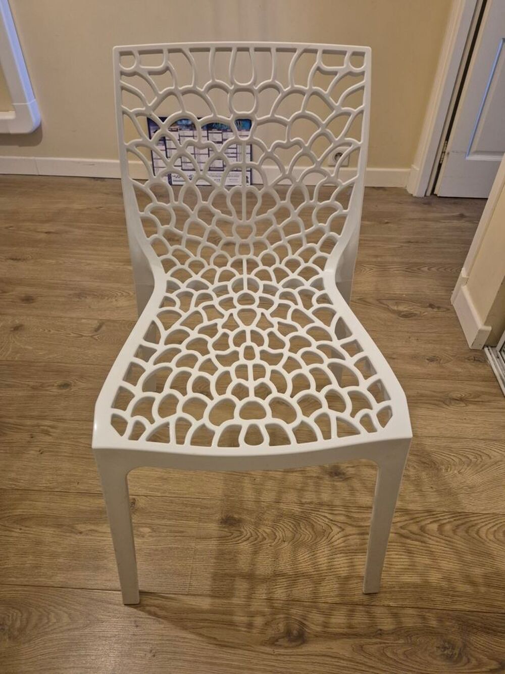 cette chaise moderne blanche au design g&eacute;om&eacute;trique Meubles