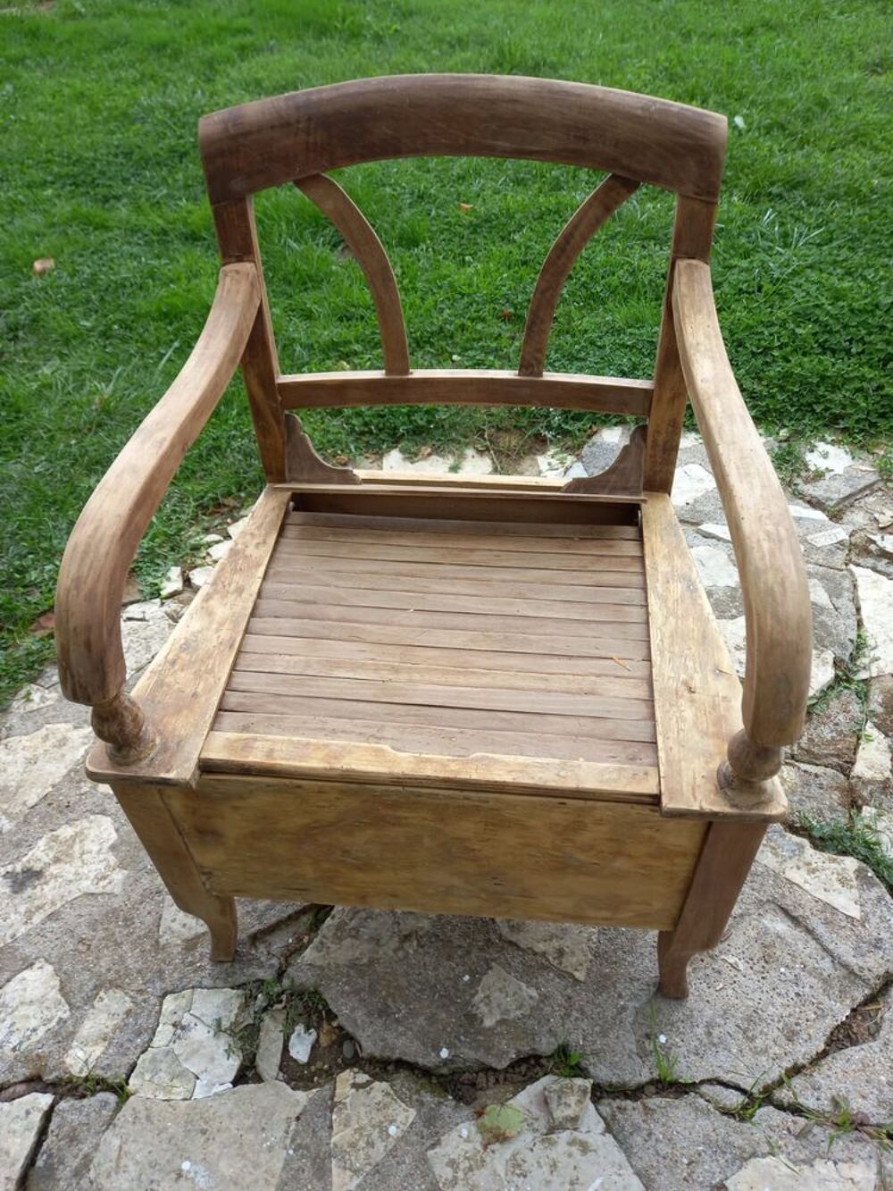 Fauteuil d'aisance style Louis XIV en bois 
