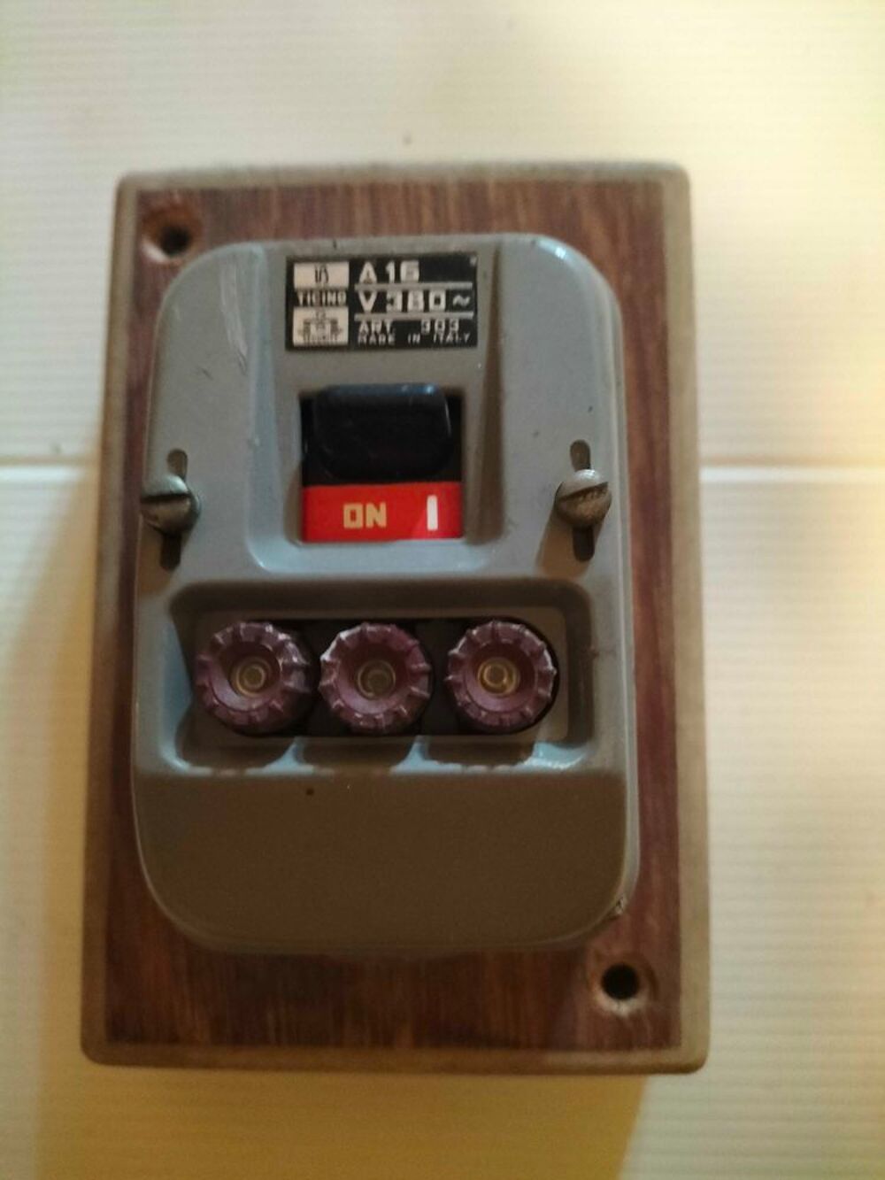 disjoncteur &eacute;lectrique 380 v Bricolage