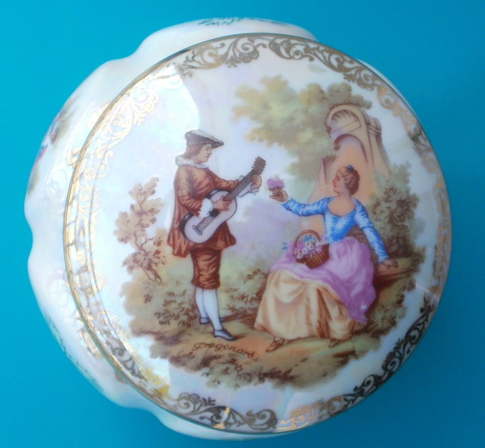 Boite ou bonbonni&egrave;re en porcelaine sur pied, sc&egrave;nes galantes Décoration