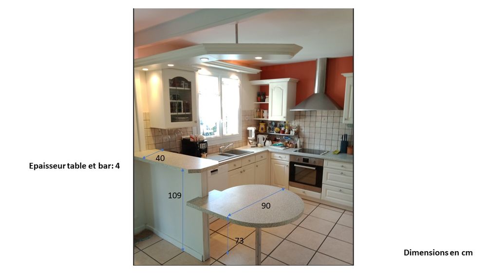 Cuisine &eacute;quip&eacute;e avec table et bar Meubles