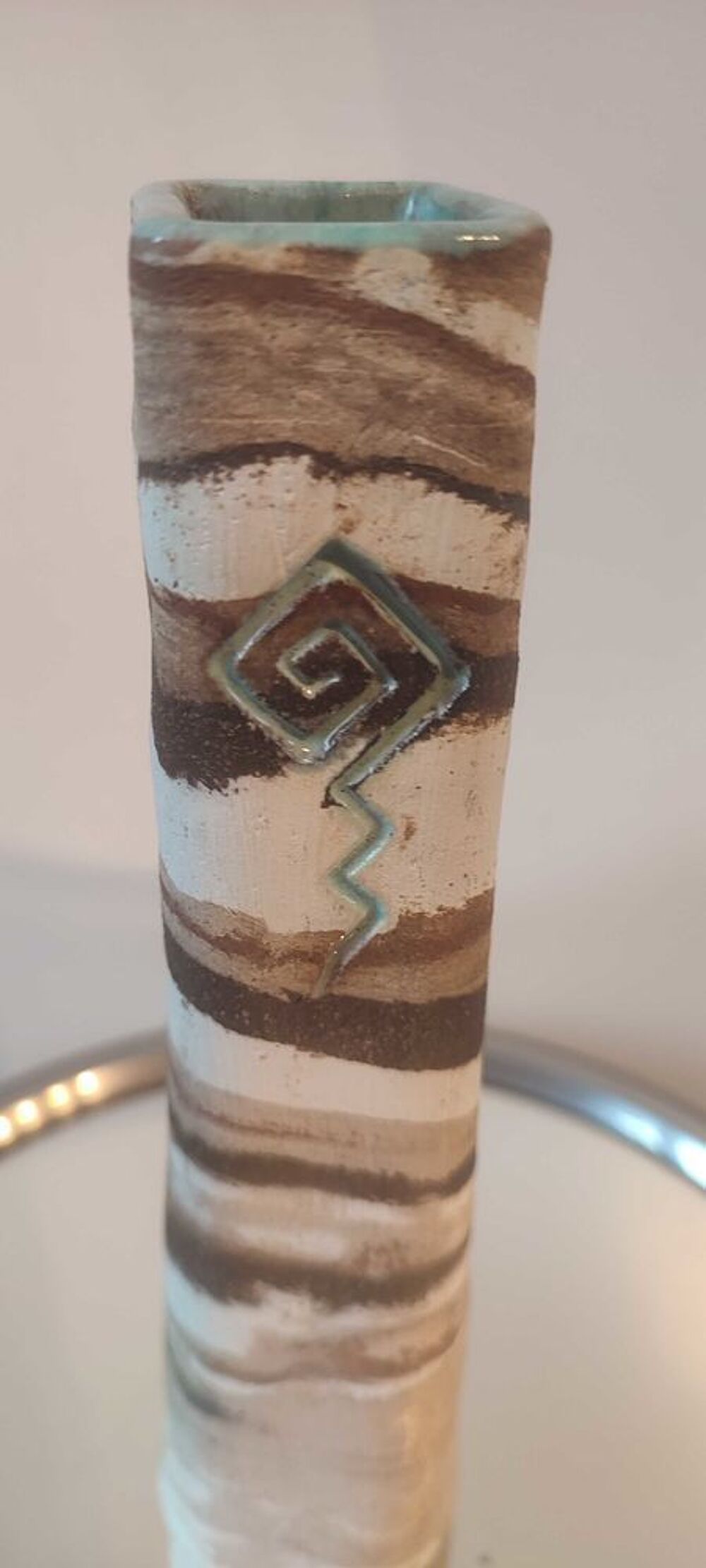 Vase en gr&egrave;s tourn&eacute; sign&eacute; &agrave; d&eacute;cor en relief 