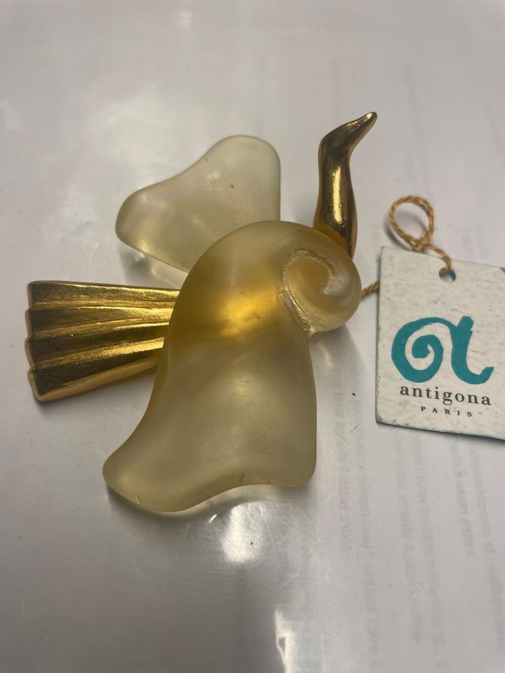 Broche Oiseau r&eacute;sine translucide + ailes dor&eacute;es ANTIGONA Bijoux et montres