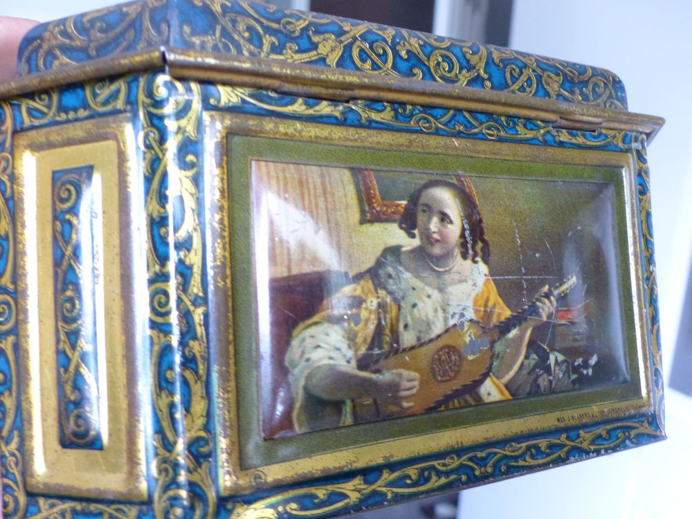 tr&egrave;s joli et rare coffret " ornement&eacute; de peintures
