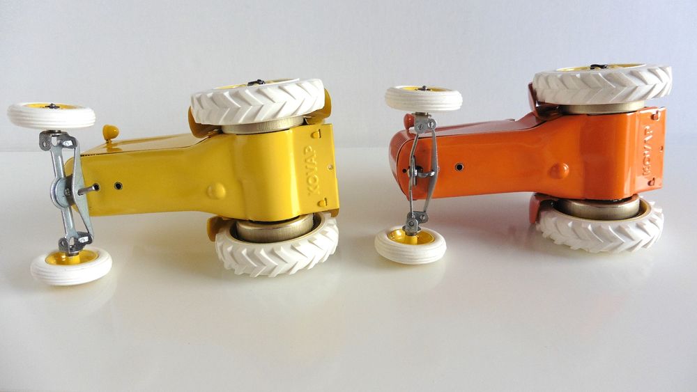 2 Tracteurs en t&ocirc;le KOVAP 1/25 