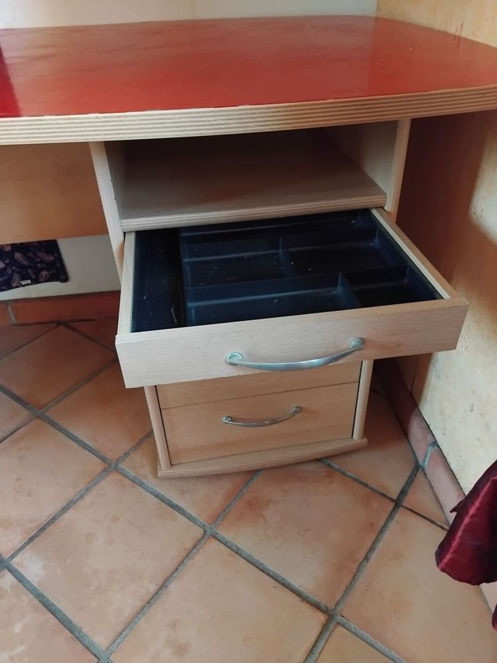 Bureau en bois, beau design. 
Meubles