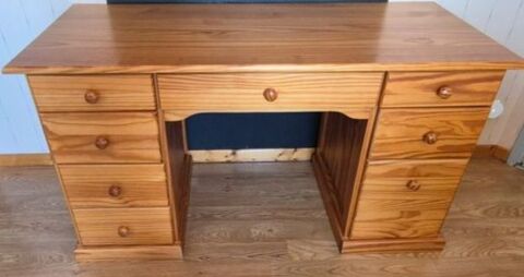 BUREAU EN BOIS MASSIF AVEC CHAISE Saint-Savin (33)