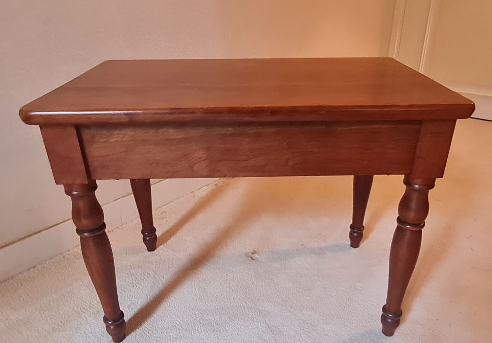 PETITE TABLE BASSE EN MERISIER
Meubles