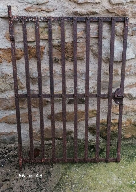 Ancienne grille-porte de puits et fontaine en fer forg  80 Auxerre (89)