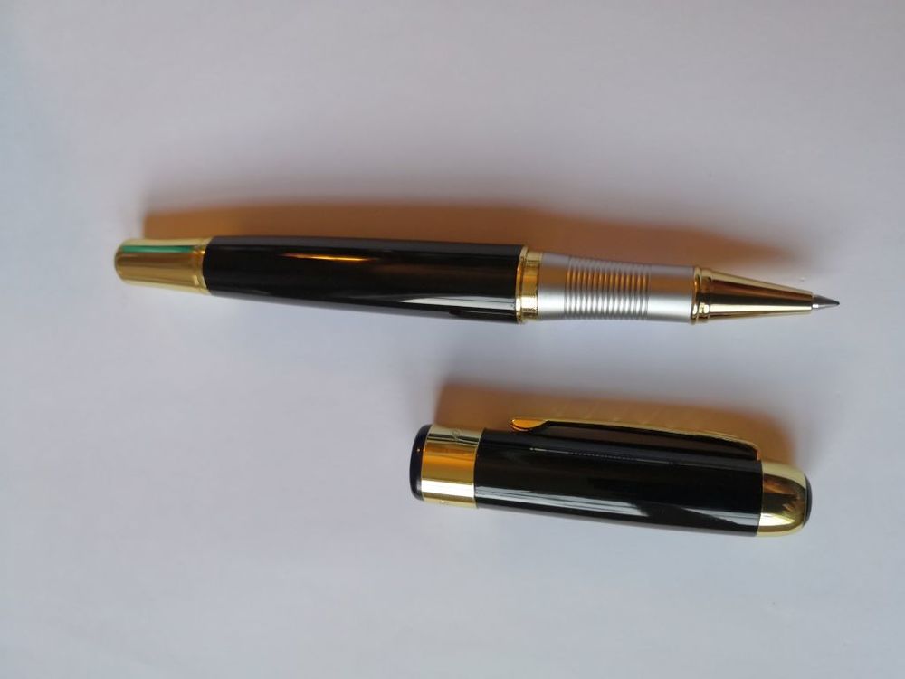 Stylo &agrave; bille NEUF en acier noir laqu&eacute; et dor&eacute; Maroquinerie