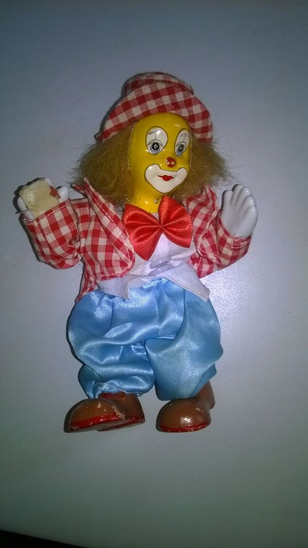 Joli clown en c&eacute;ramique
t&egrave;te bras et corps mobiles
18 cm d 