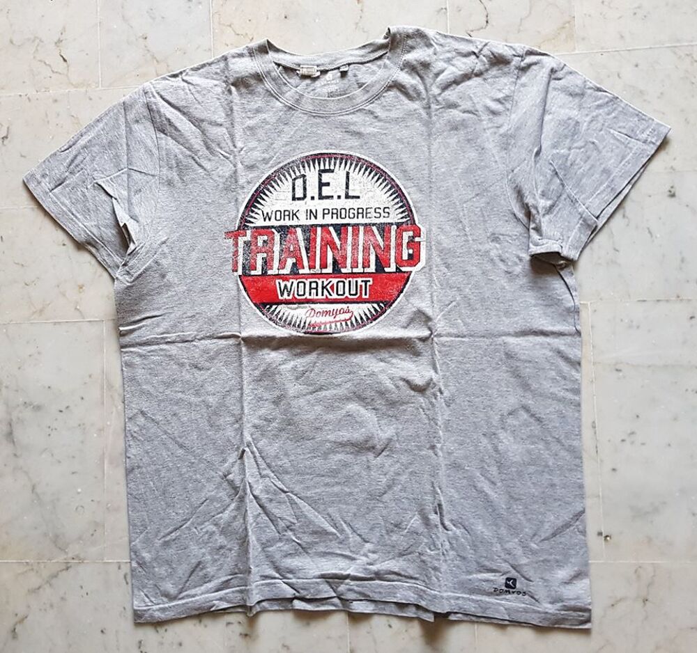 Tee shirt decathlon gris XXL 1 euro 
Vêtements