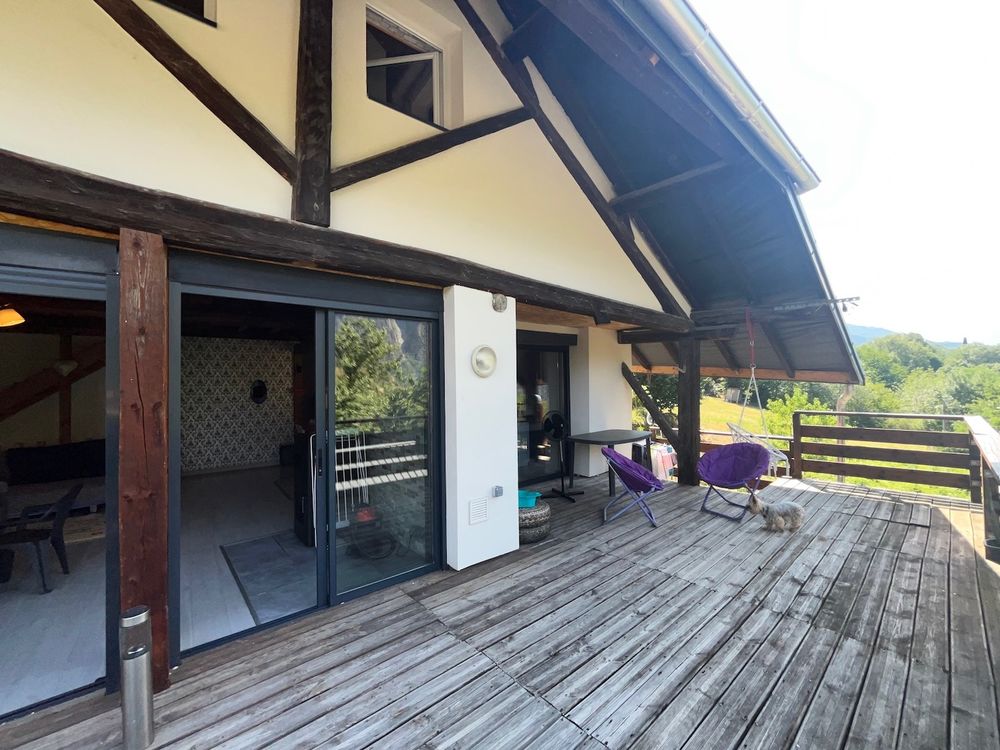 Vente Maison LA TOUR EN MAURIENNE LE CHATEL Beaucoup de charme pour cette maison récente de 145 m2 + superbe terrasse de 40 m2 offrant une vue panoramique imprenable et très ensoleillée Le châtel