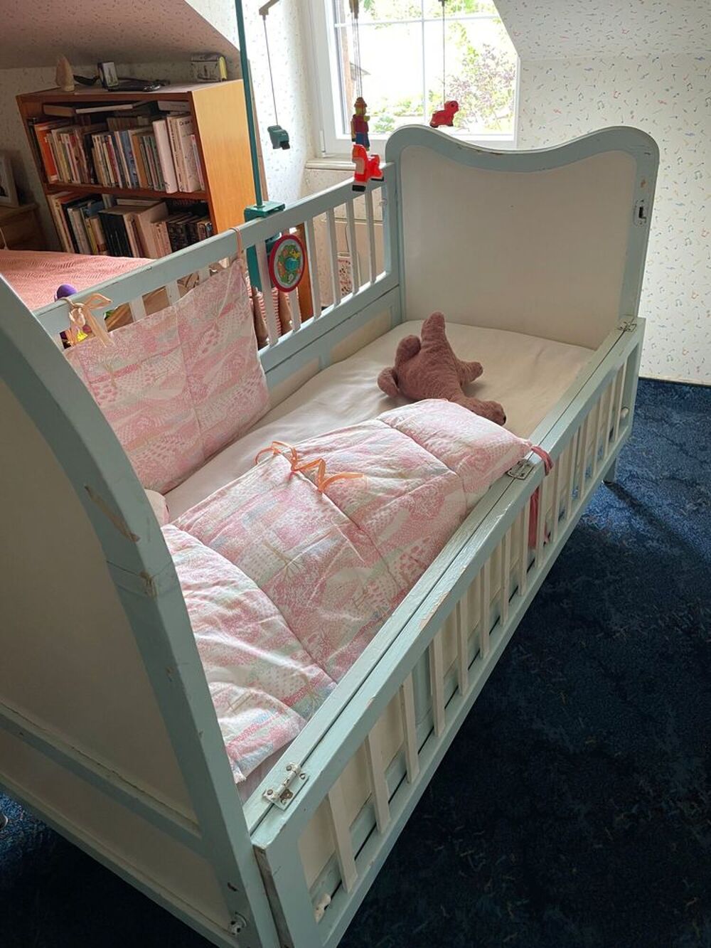 Lit de b&eacute;b&eacute; romantique en bois avec literie Mobilier enfants