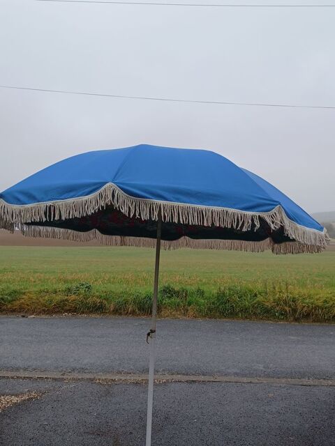 Parasol doublé avec housse de protection  15 Montigny-Lencoup (77)