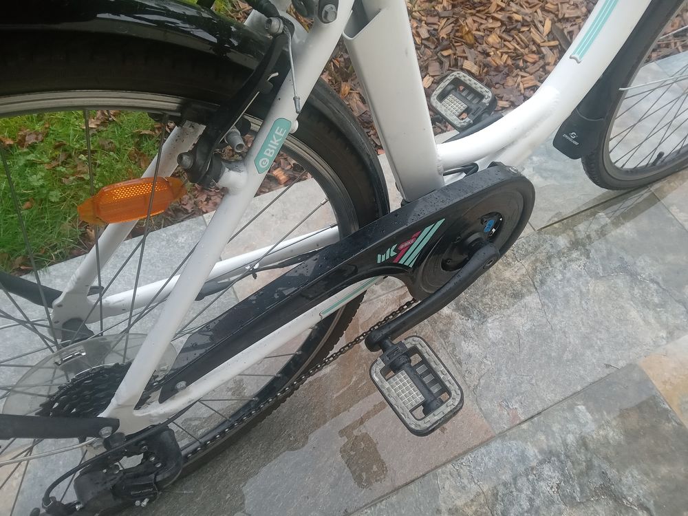 V&eacute;lo &agrave; assistance &eacute;lectrique avec batterie neuve. Vélos