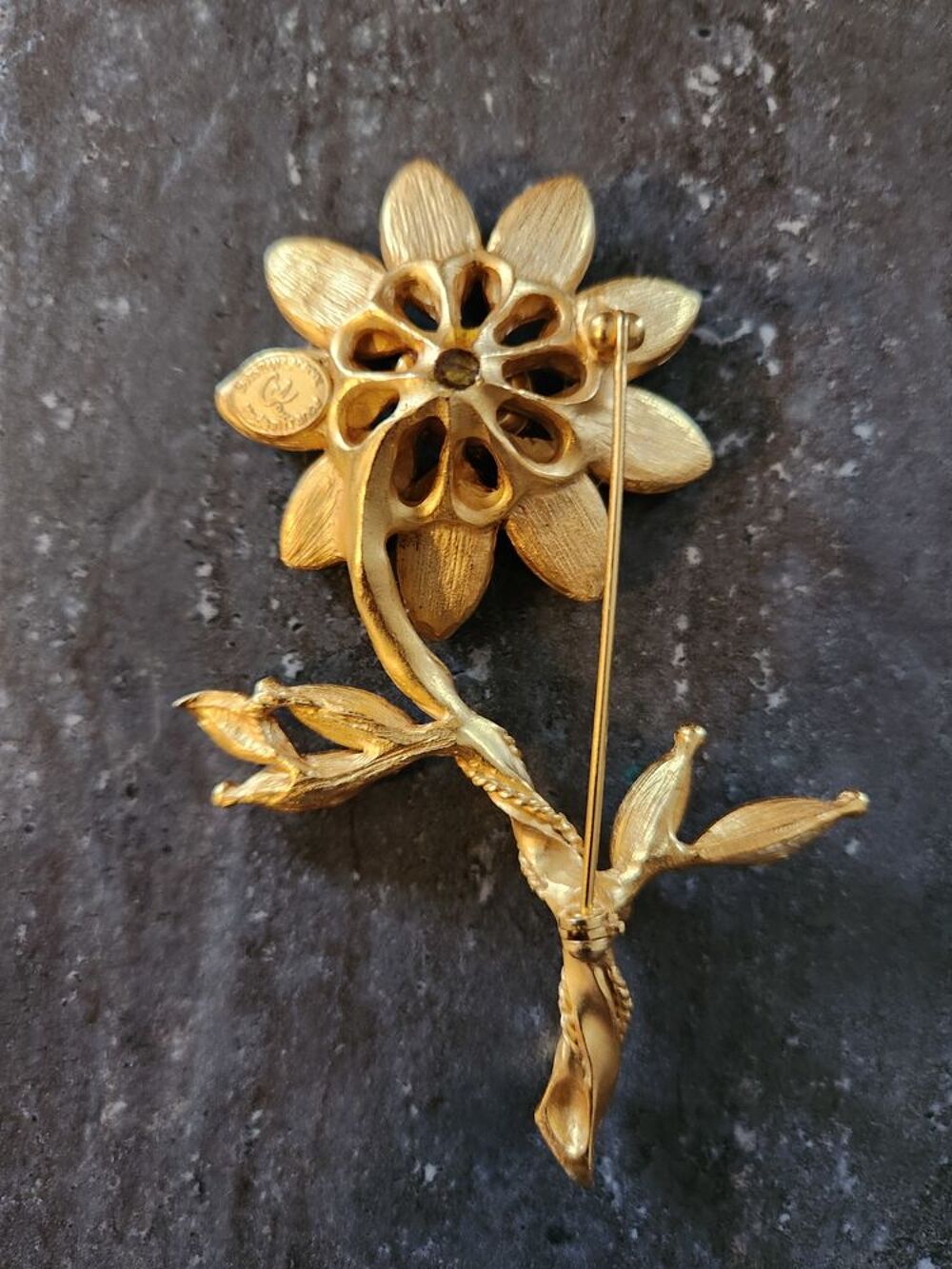 Broche fleur P&eacute;tales turquoise strass C.LACROIX Bijoux et montres