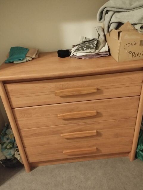Commode en bois clair � quatre tiroirs 40 Thiers (63)