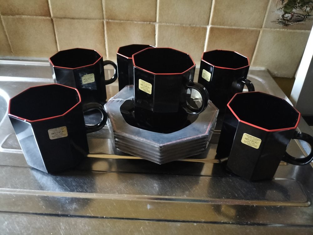 6 tasses avec soucoupes Cuisine