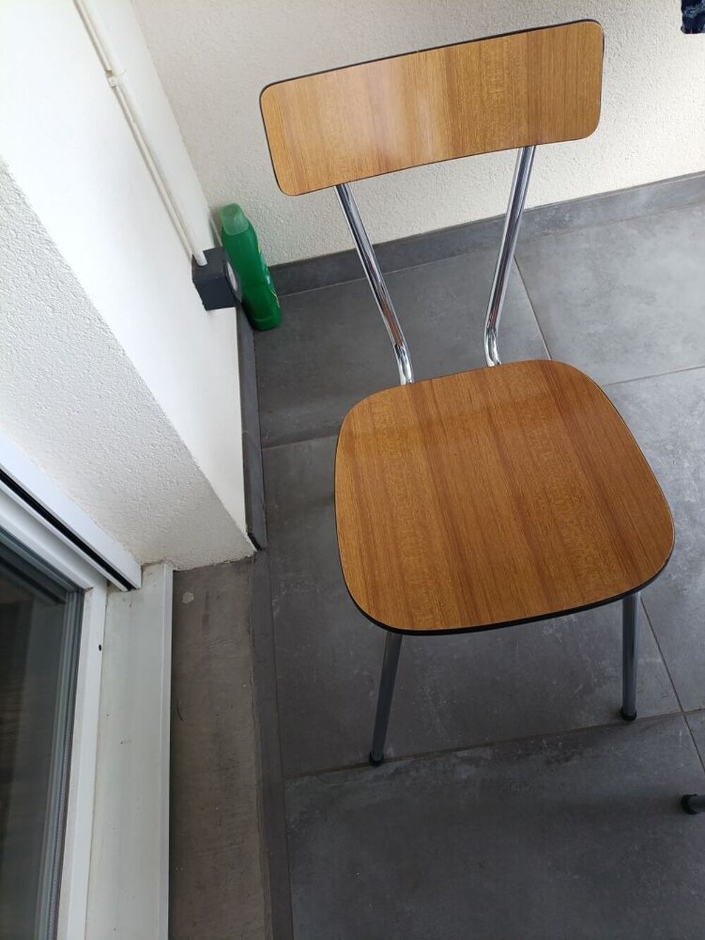 1 chaise en formica couleur marron en tr&egrave;s bon &eacute;tat Meubles