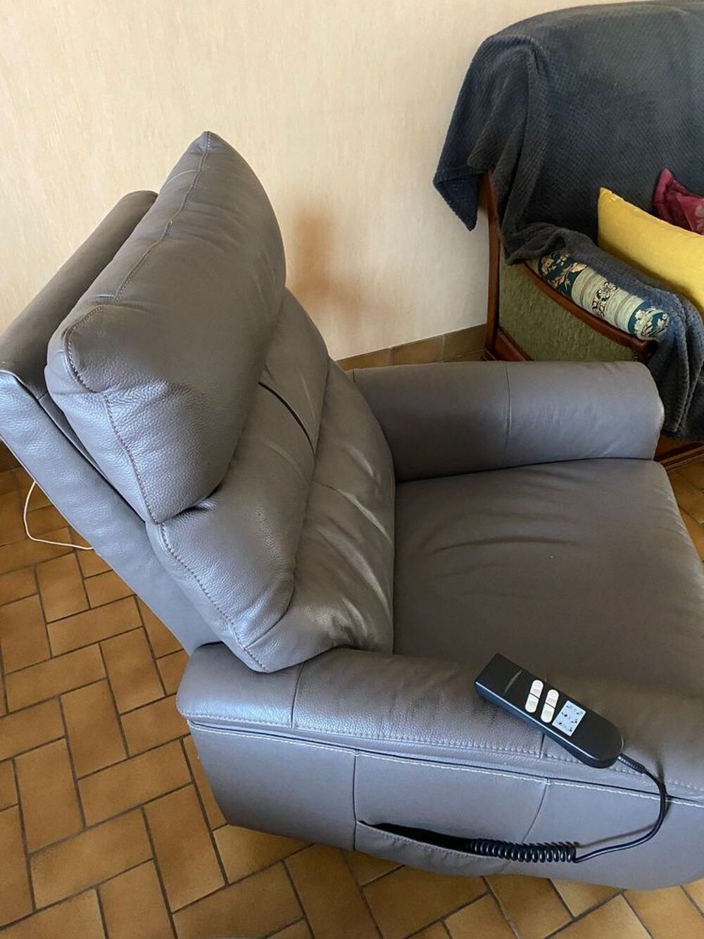 Fauteuil en cuir gris avec commande &eacute;lectrique positions Meubles