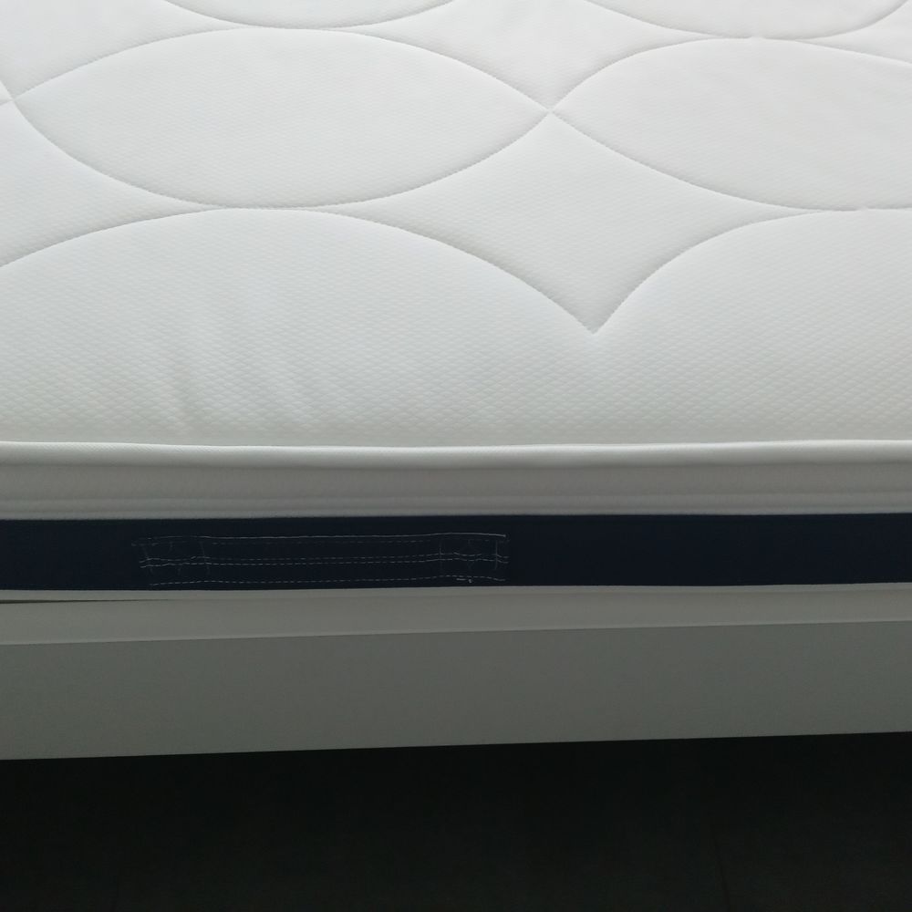 Matelas blanc surpiqu&eacute; Meubles