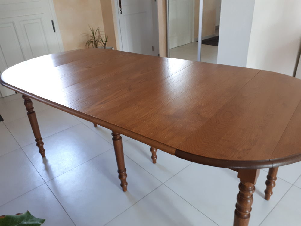 Table en ch&ecirc;ne massif.
Meubles