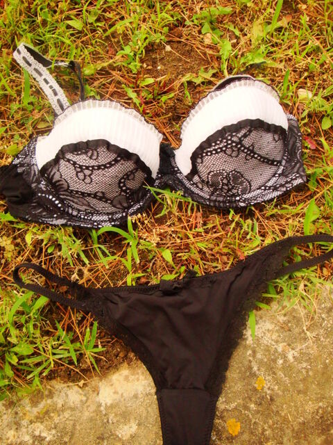 Ensemble soutien gorge et 3 strings couleur noir et blanc 15 Nimes (30)