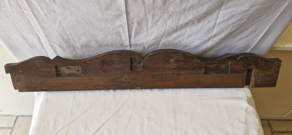 Ancien fronton sculpt&eacute; en bois ch&egrave;ne
Longueur 88cm
Décoration